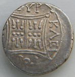 DYR Leonidas et Kleitoriou couronne en haut trépied à dr et monogramme AT en ex. RV.JPG