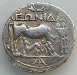 DYR Leonidas et Kleitoriou couronne en haut trépied à dr et monogramme AT en ex. AV.JPG